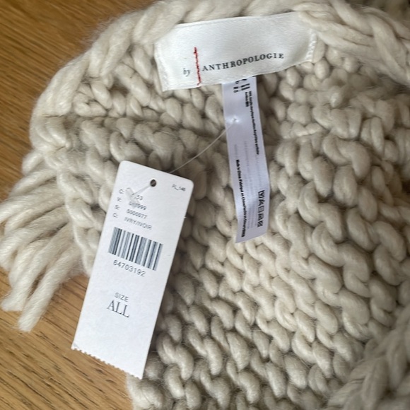 Anthropologie “cozy fringed scarf” in ivory. Elegant and cozy. New with tags. - Picture 3 of 5